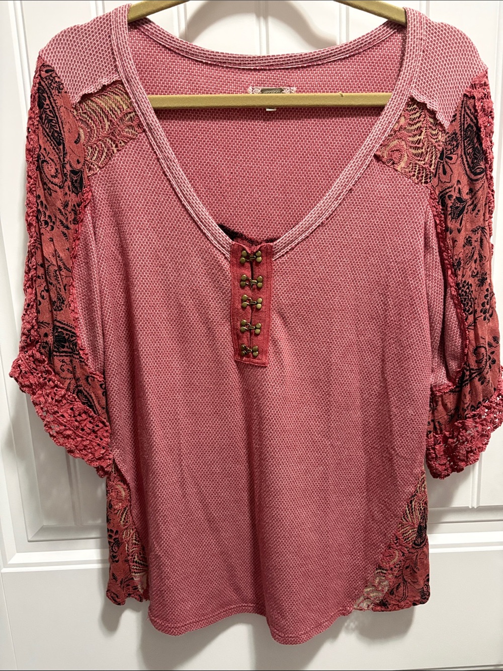 Gimmicks by BKE M Boho Mixed Media Lace Sleeve Top